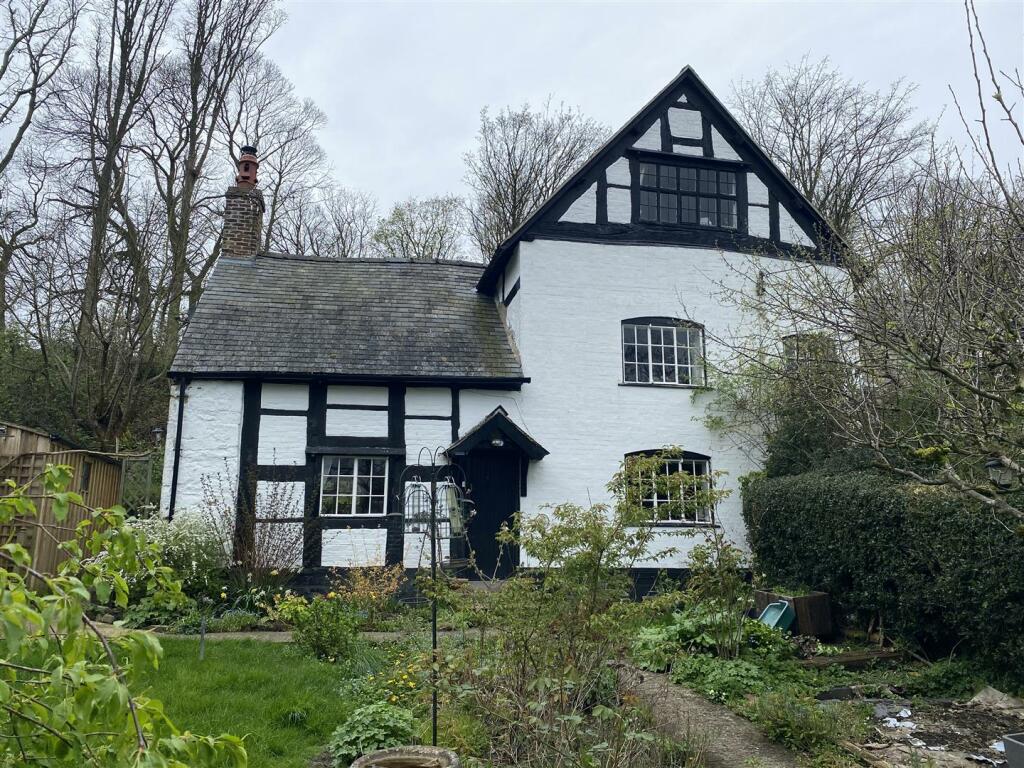 3 bedroom semidetached house for sale in LlwynYCil, Chirk, Nr