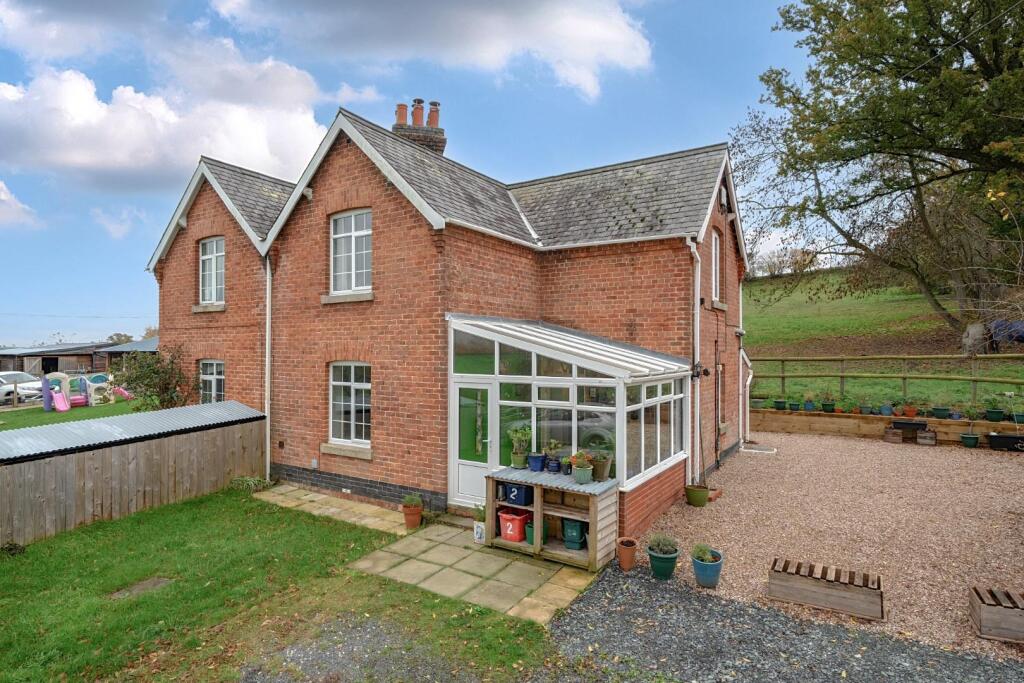 Main image of property: Siop Fach, Kerry, Newtown