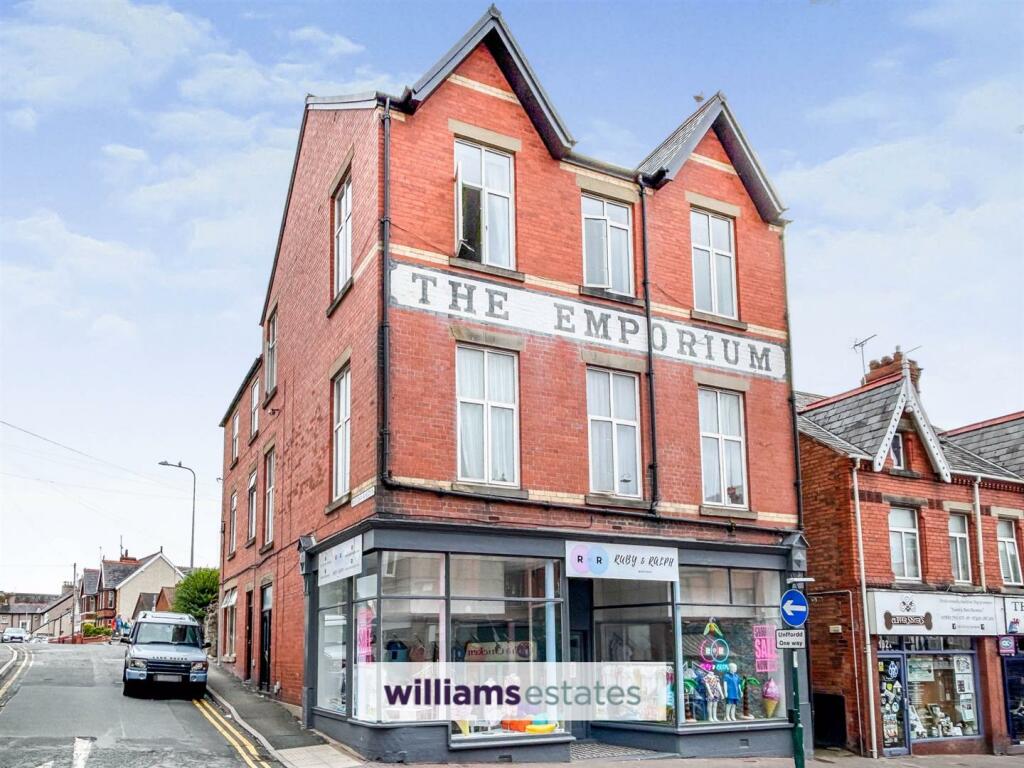 5 bedroom flat for sale in Fern Avenue, Prestatyn, LL19