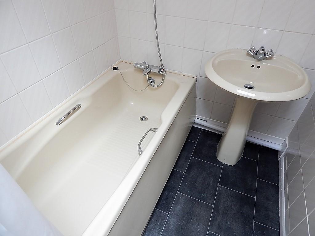 3 bedroom terraced house for rent in St. Albans Close ...