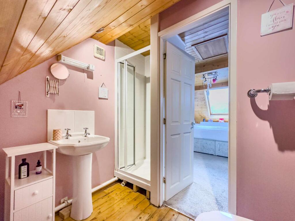 4 bedroom semidetached house for sale in Well Lane, Dewsbury, WF13