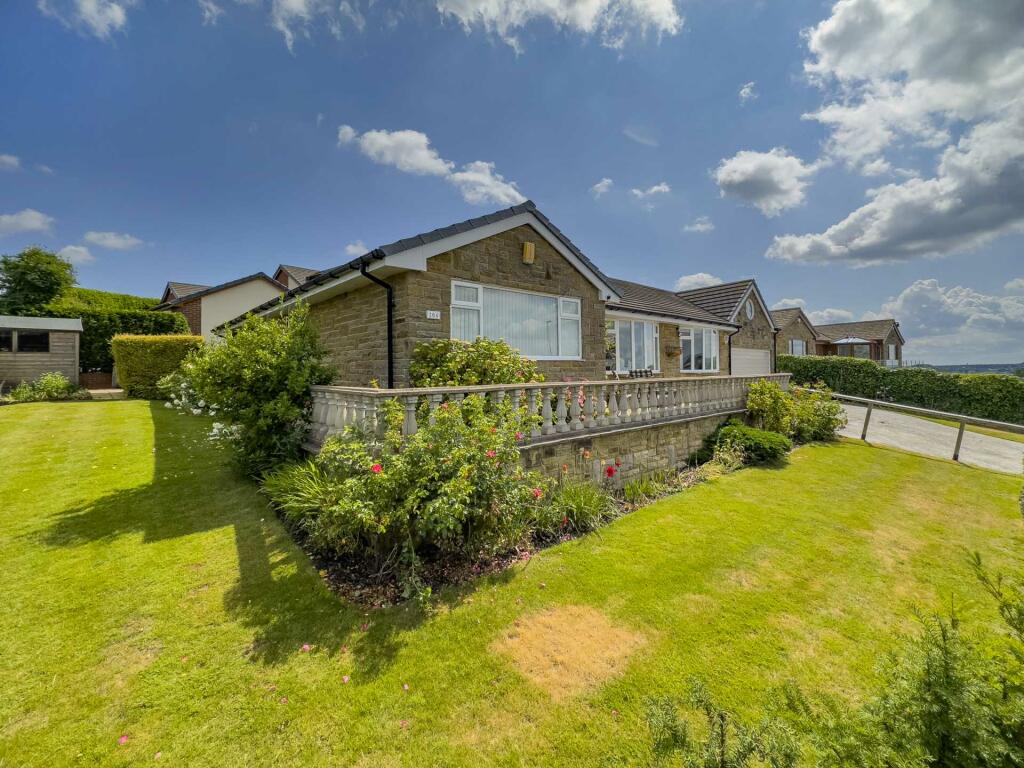 5 bedroom detached house for sale in Woodlands Road, Birstall, WF17