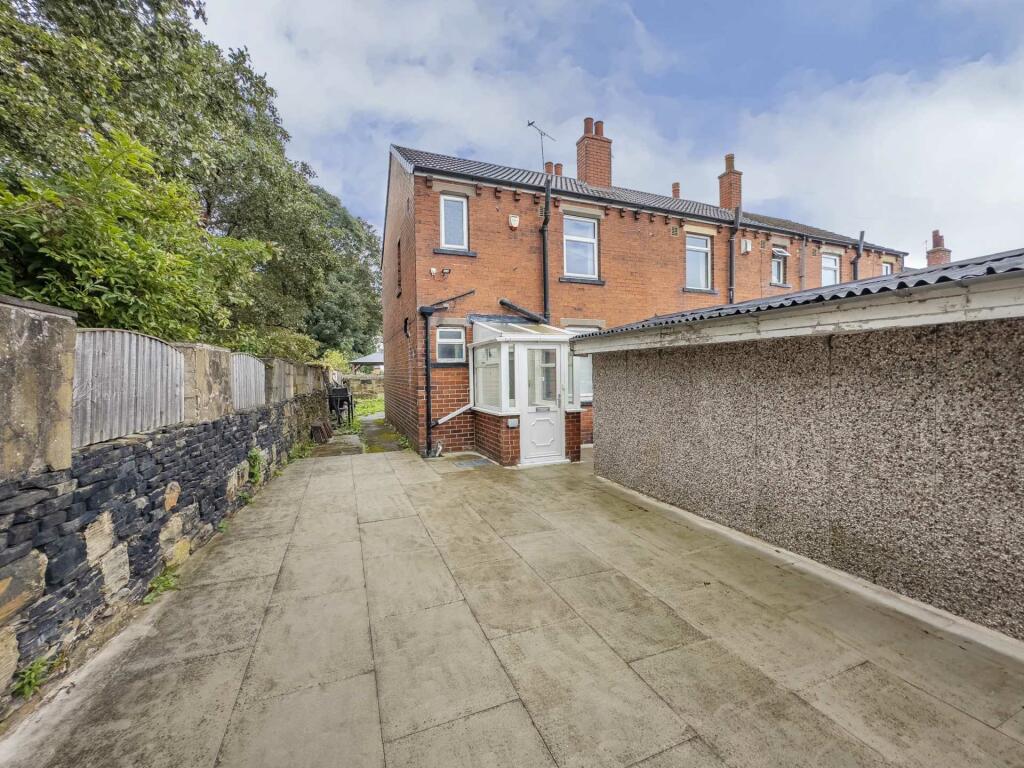 3 bedroom end of terrace house for sale in Newley Avenue, Birstall, WF17