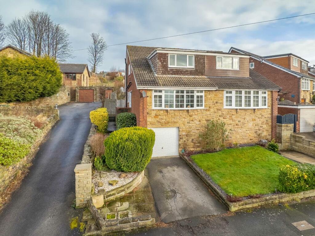 3 bedroom semidetached house for sale in Shelley Avenue, Heckmondwike