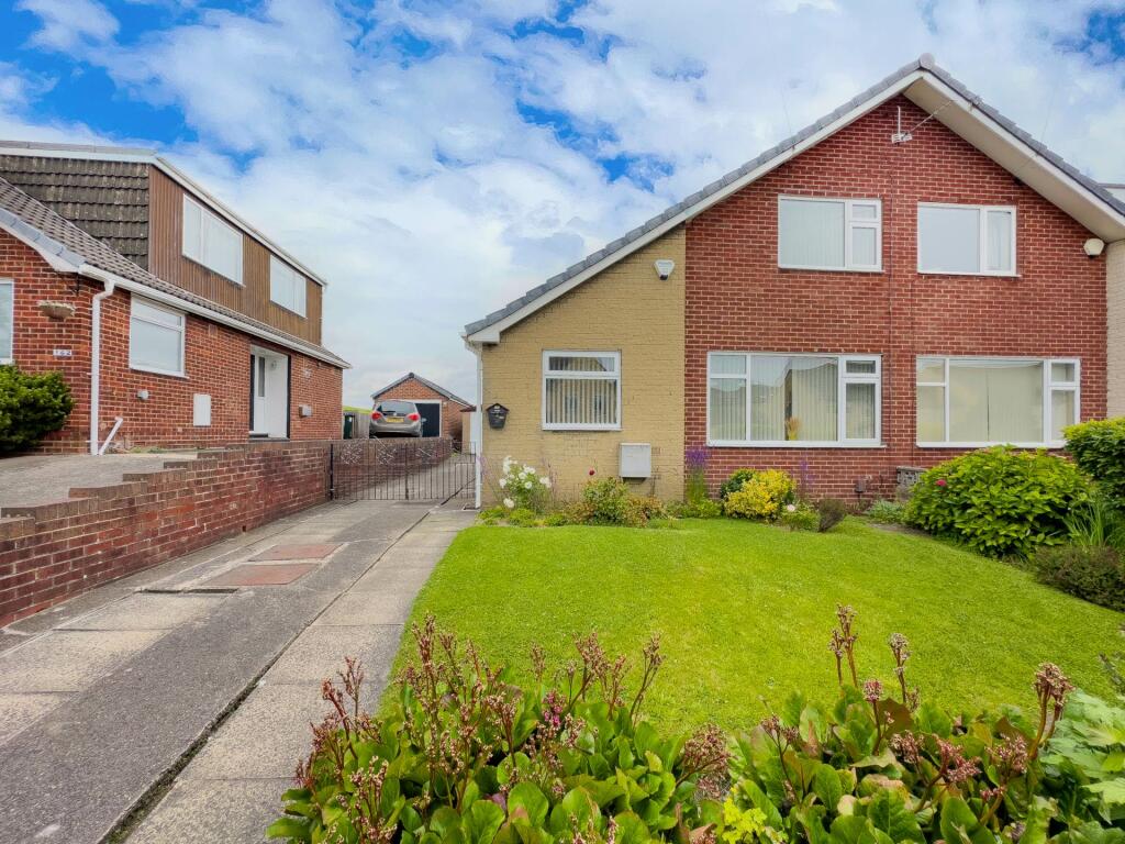 3 bedroom semidetached house for sale in Carlinghow Lane, Batley, WF17