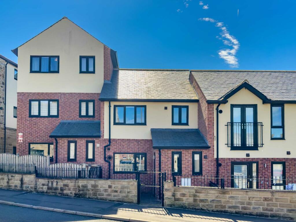 3 bedroom terraced house for sale in Kirkgate, Birstall, WF17