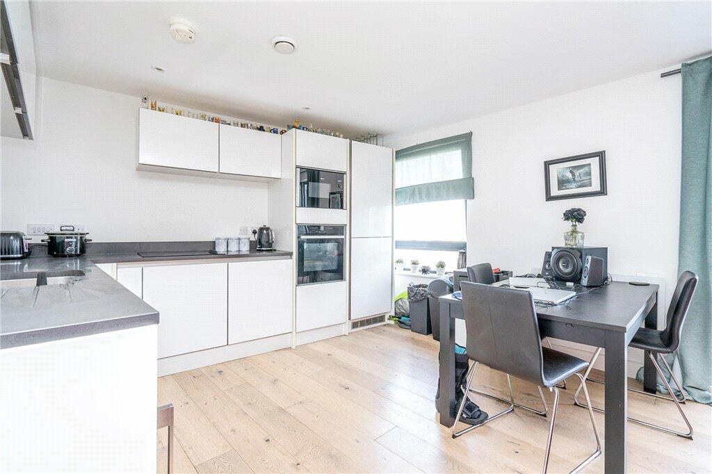 2 bedroom apartment for sale in Royal Crescent Road, Southampton, Hampshire, SO14