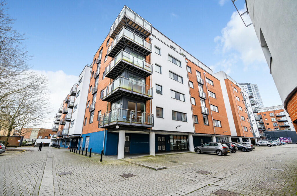 2 bedroom apartment for sale in Channel Way, Southampton, Hampshire, SO14