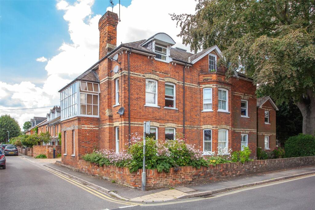2 bedroom flat for sale in Leighton House, 13 Glade Road, Marlow