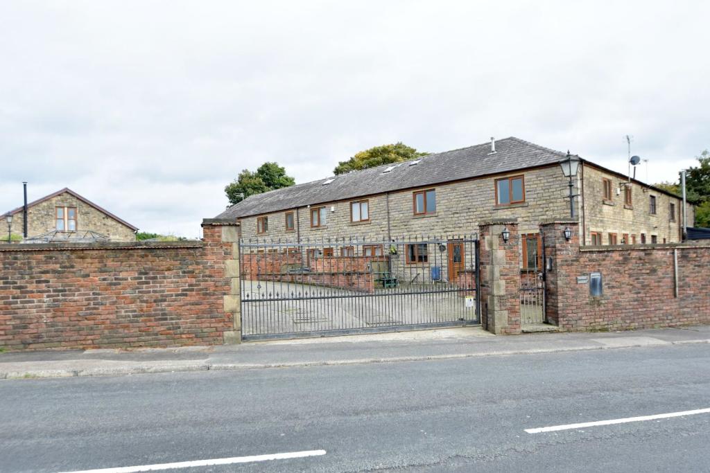 3 bedroom cottage for sale in Moss Hall Road, Heywood, OL10
