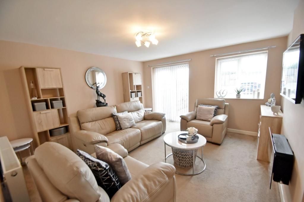 3 bedroom cottage for sale in Moss Hall Road, Heywood, OL10