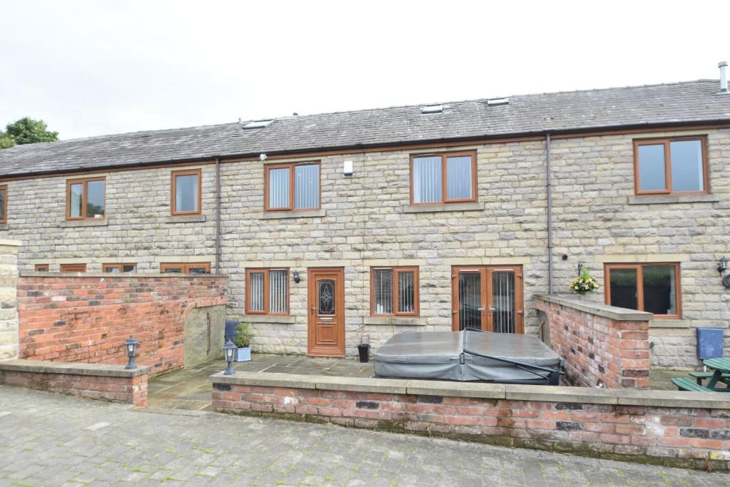 3 bedroom cottage for sale in Moss Hall Road, Heywood, OL10