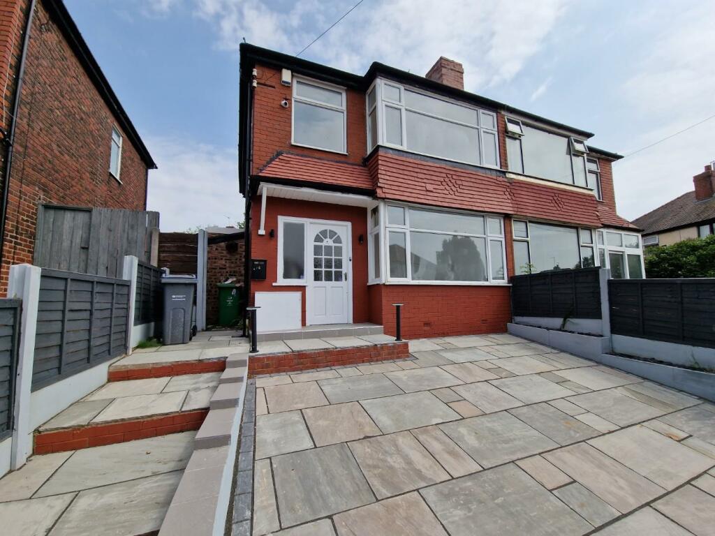 3 bedroom semi-detached house for rent in Bourne Drive, Manchester - Extended Semi Detached Home, M40