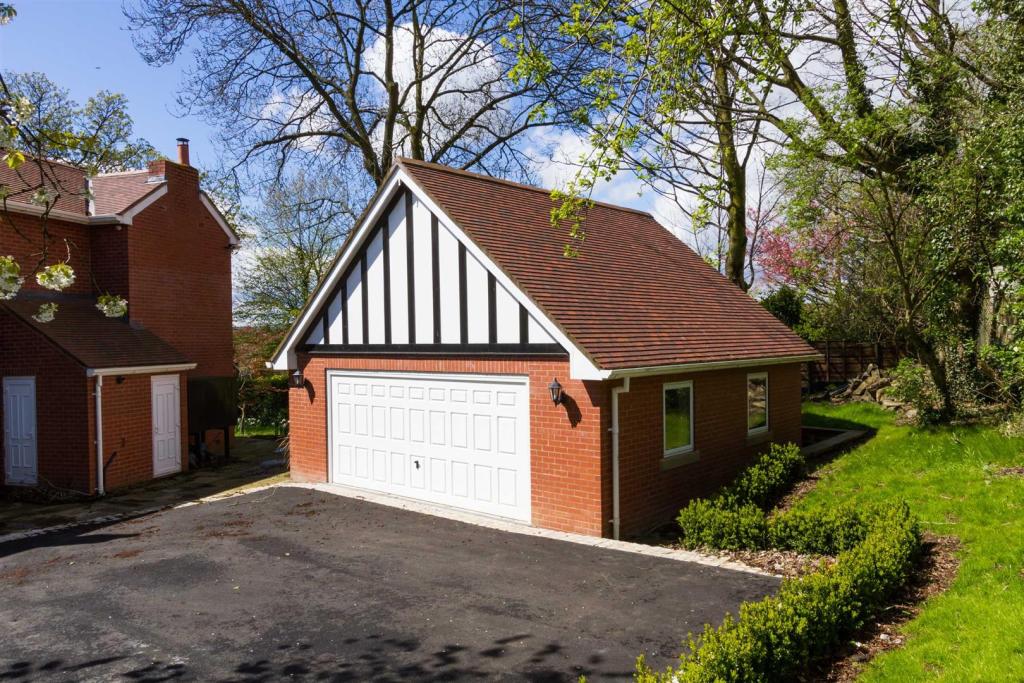 4 bedroom detached house for sale in Mather Road, Walmersley, Bury, BL9