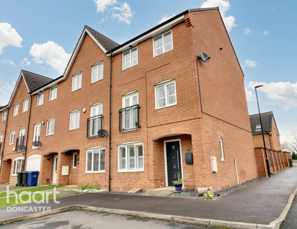 4 bedroom end of terrace house for sale in Grangefield Avenue, Bessacarr, Doncaster, DN4