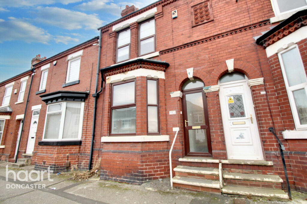 4 bedroom terraced house for sale in Shadyside, Doncaster, DN4