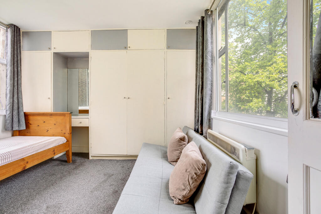 Studio flat for rent in Pembridge Square, London, W2