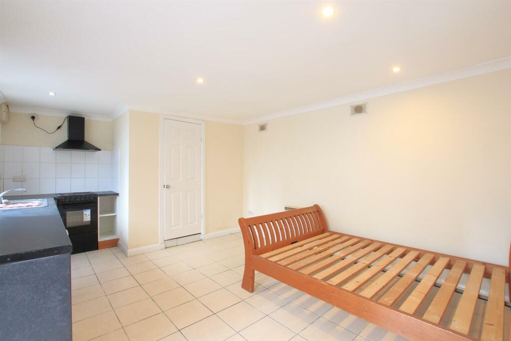 Studio apartment for rent in Clifford Road, Hounslow, TW4