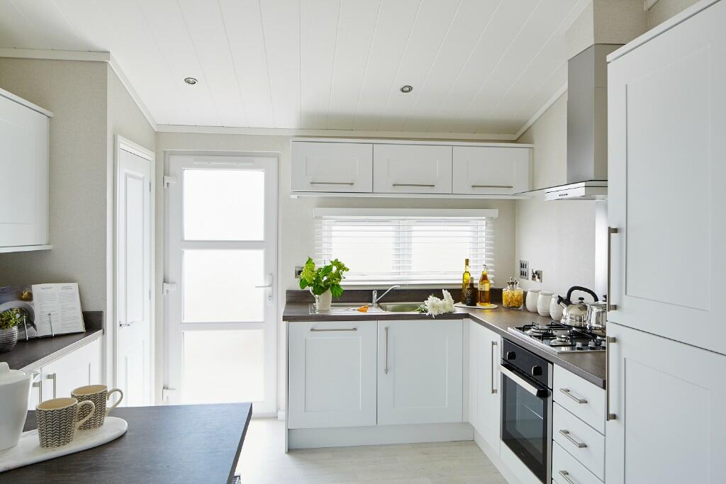 2 bedroom detached bungalow for sale in Bassetsbury Lane, High