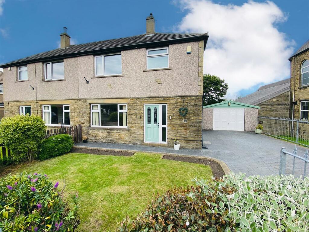 3 bedroom semidetached house for sale in Northowram Green, Northowram, HX3