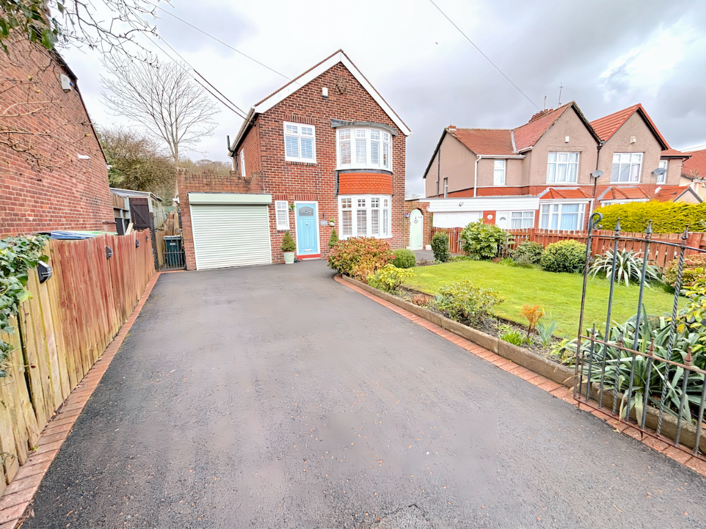 3 bedroom detached house for sale in Dunston Bank, Gateshead, Tyne And