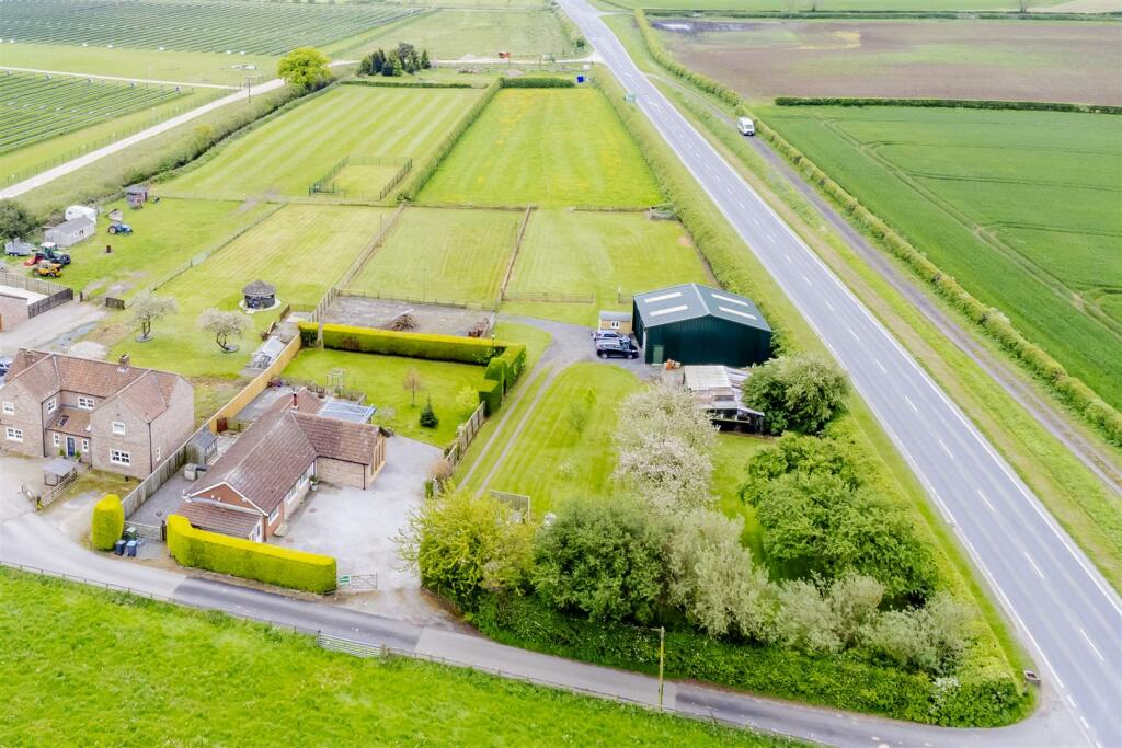 3 bedroom detached bungalow for sale in Thirsk Road, Easingwold, York, YO61