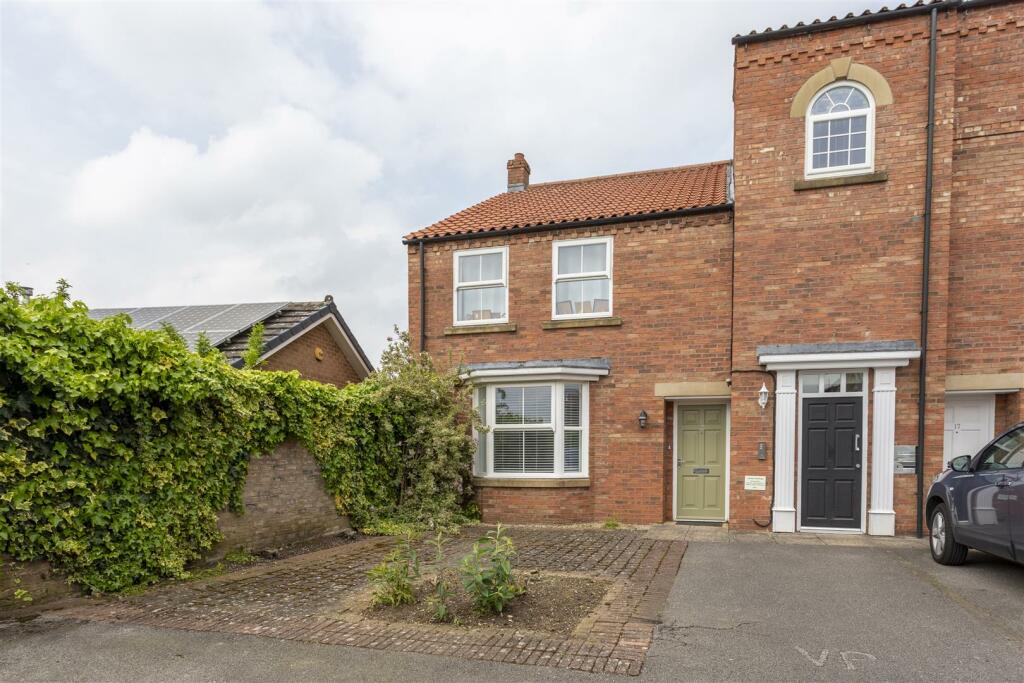 2 bedroom flat for sale in Wilkinsons Court, Easingwold, York, YO61