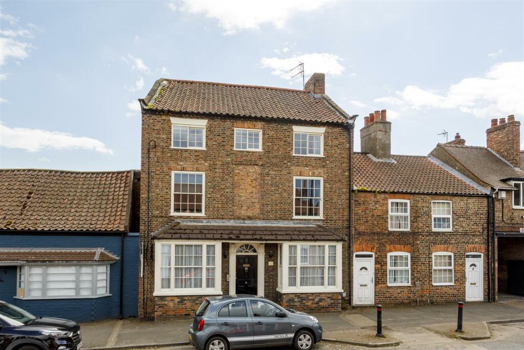 5 bedroom terraced house for sale in Long Street, Easingwold, York, YO61