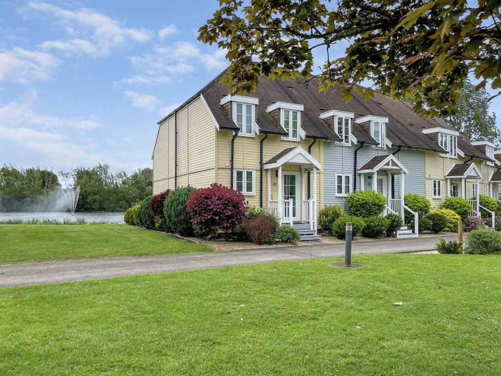 3 bedroom end of terrace house for sale in Isis Lakes, Spine Road