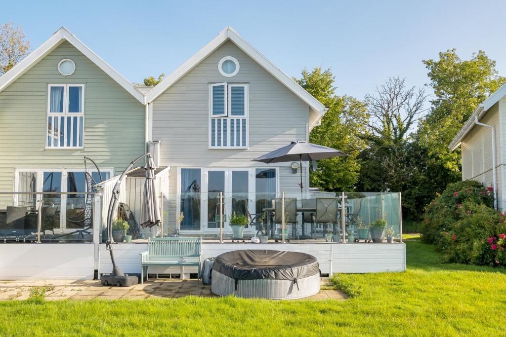 3 bedroom lodge for sale in Spring Lake, South Cerney, GL7