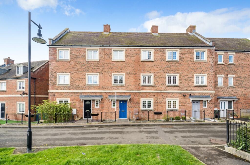 3 bedroom town house for sale in Redhouse Gardens, Swindon, Wiltshire, SN25