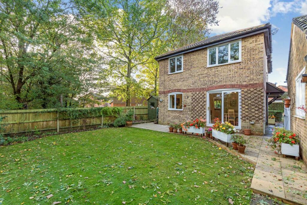 4 bedroom detached house for sale in Camelot Close, Southwater, RH13