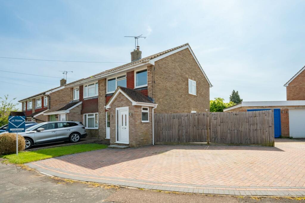3 bedroom semidetached house for sale in Broadwood Close, Horsham, RH12