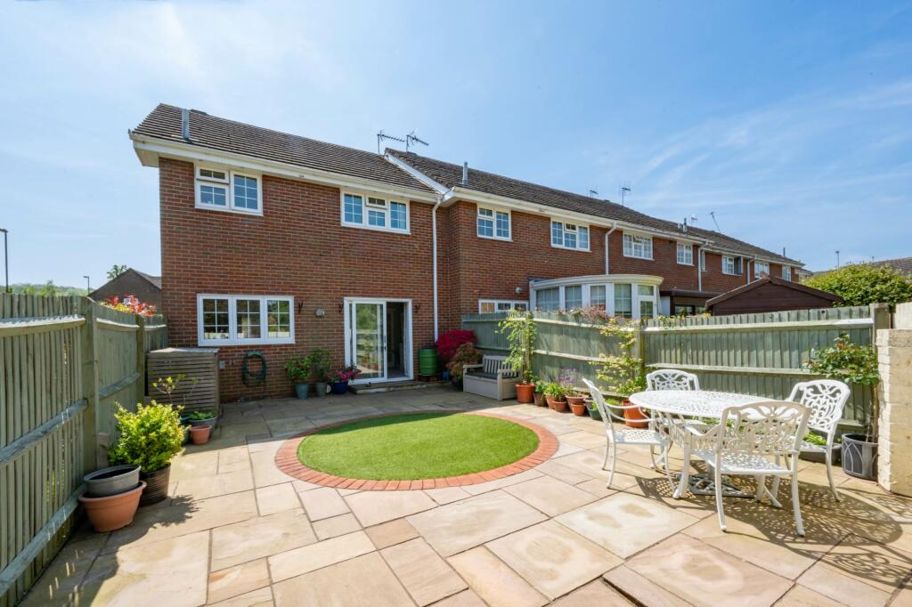 3 bedroom end of terrace house for sale in Blackbridge Lane, Horsham, RH12