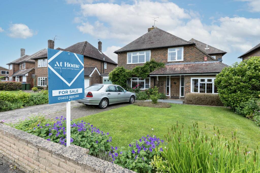 4 bedroom detached house for sale in Pollards Drive, Horsham, RH13