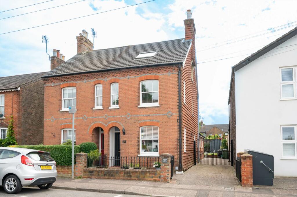 3 bedroom semidetached house for sale in Barrington Road, Horsham, RH13