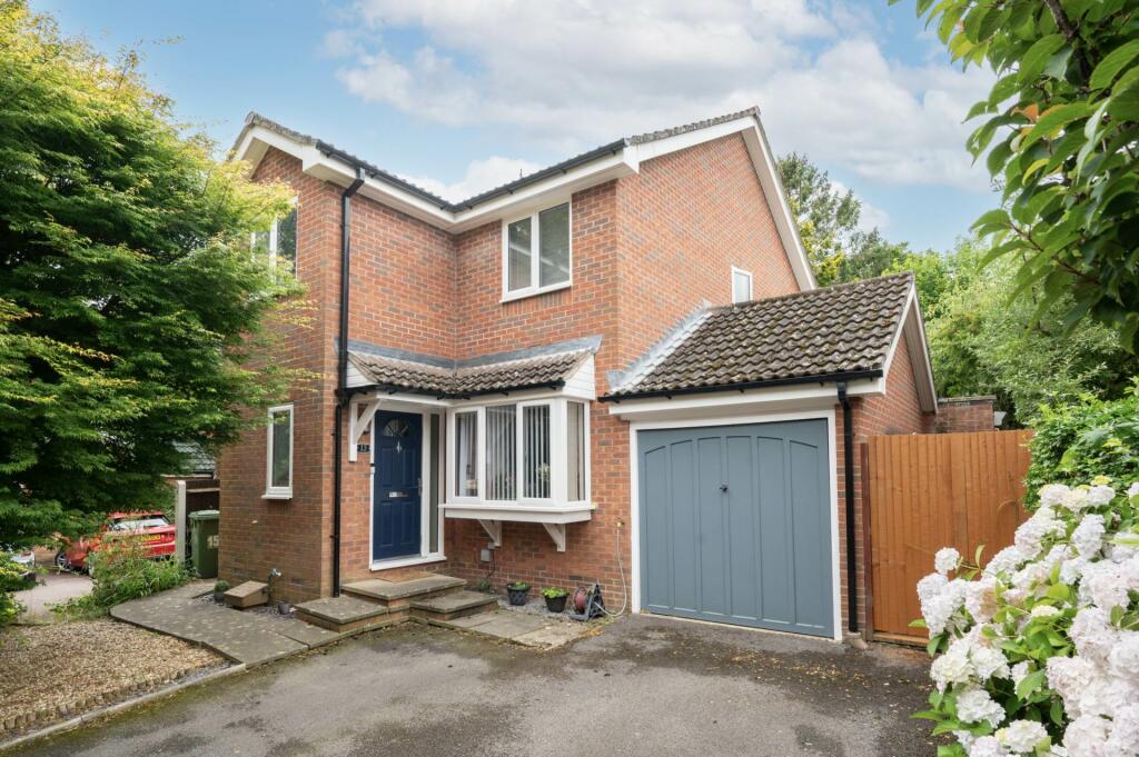 3 bedroom detached house for sale in Riverside, Horsham, RH12