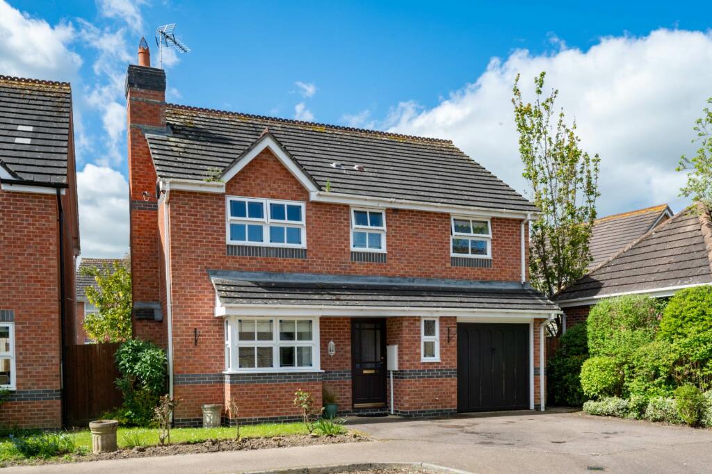4 bedroom detached house for sale in Blakes Farm Road, Southwater, RH13