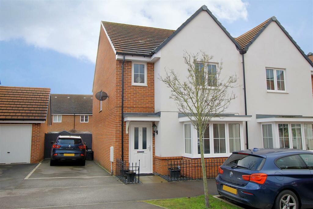 3 bedroom semidetached house for sale in Parker Drive, Buntingford, SG9
