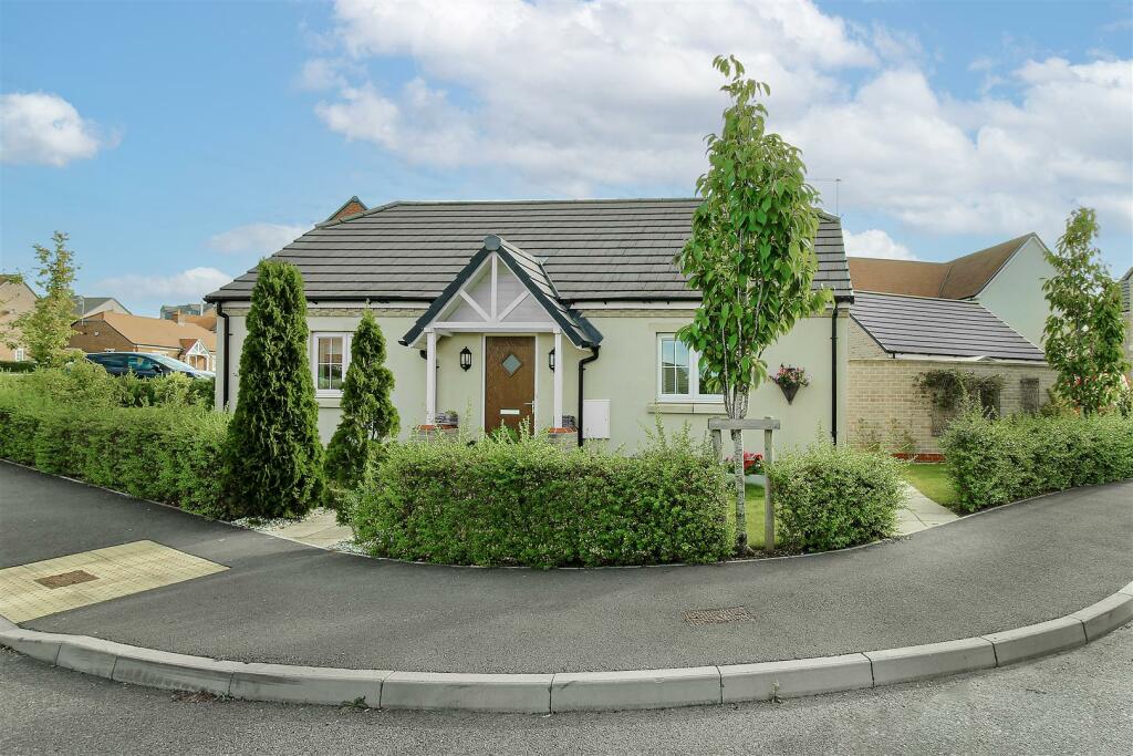 2 bedroom detached bungalow for sale in Dray Gardens, Buntingford, SG9