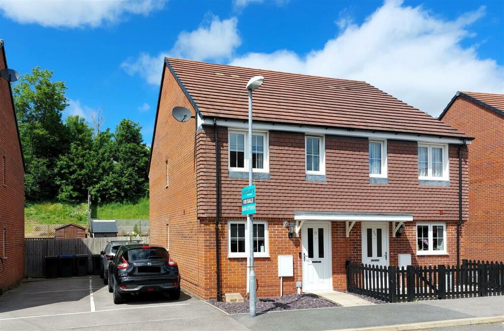 2 bedroom semidetached house for sale in Parker Drive, Buntingford, SG9