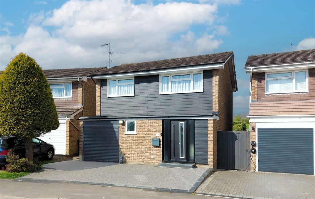 4 bedroom detached house for sale in Monks Walk, Buntingford, SG9