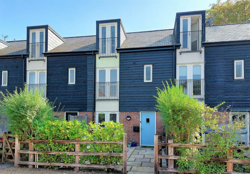 3 bedroom terraced house for sale in Bell Barns, Baldock Road