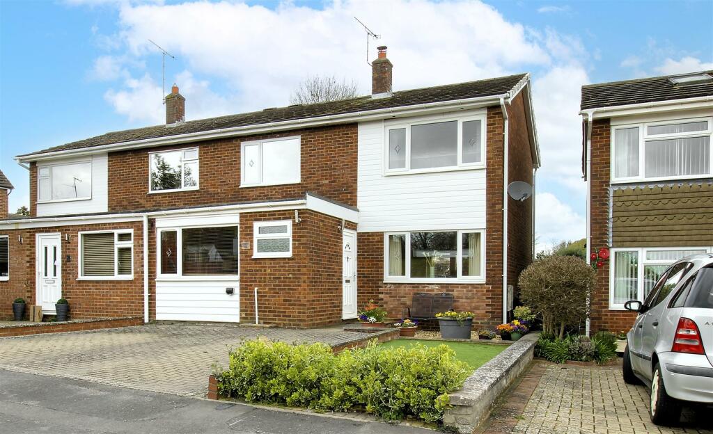 3 bedroom semidetached house for sale in Monks Walk, Buntingford, SG9