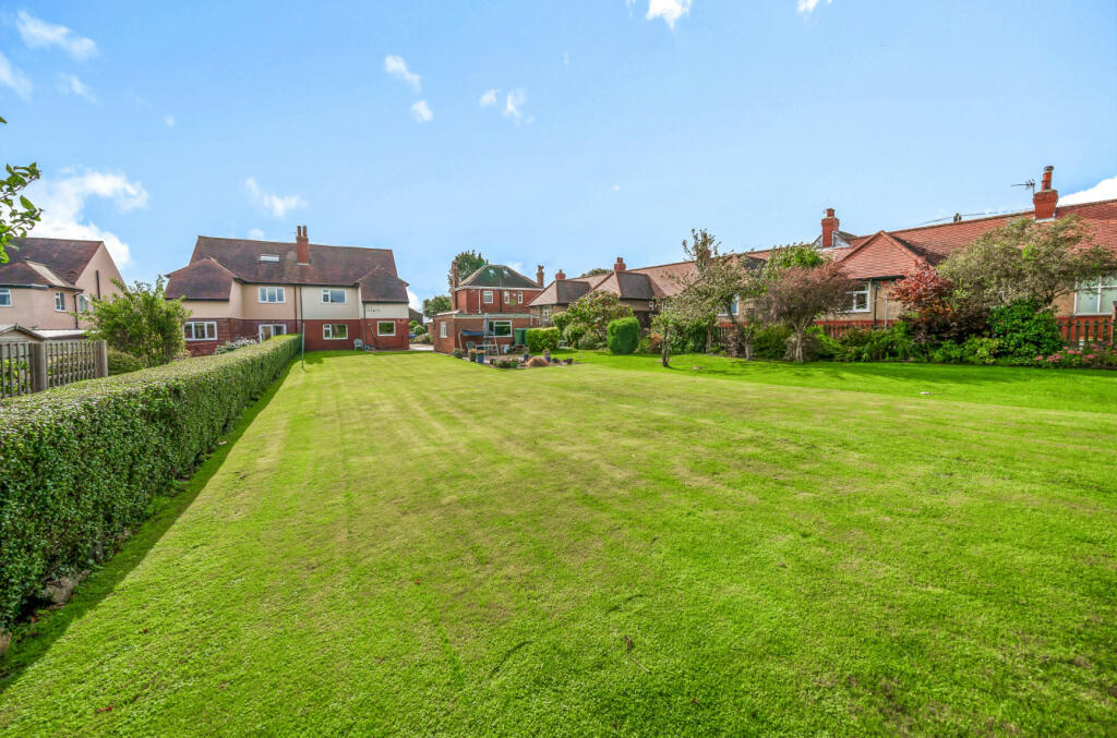 4 bedroom semidetached house for sale in Uppermoor, Pudsey, West