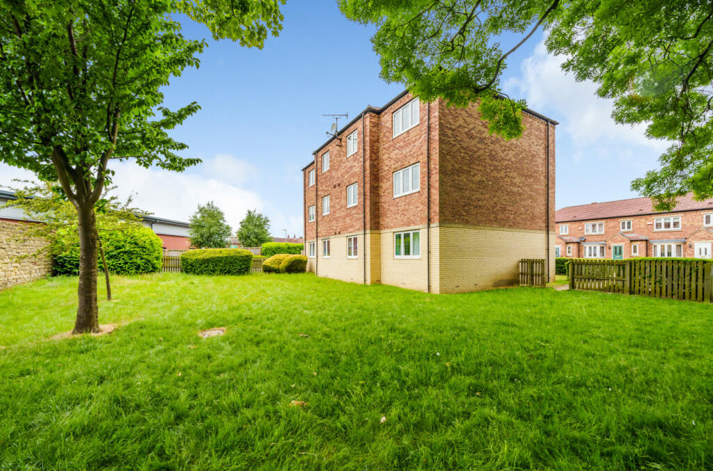 2 bedroom flat for sale in Windsor Court, Bramley, Leeds, LS13
