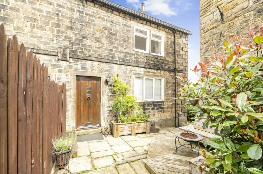 3 bedroom end of terrace house for sale in Wesley Street, Rodley, Leeds