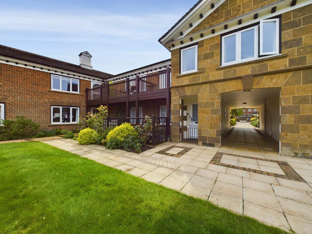 2 bedroom ground floor flat for sale in The Lindens, Towcester, NN12