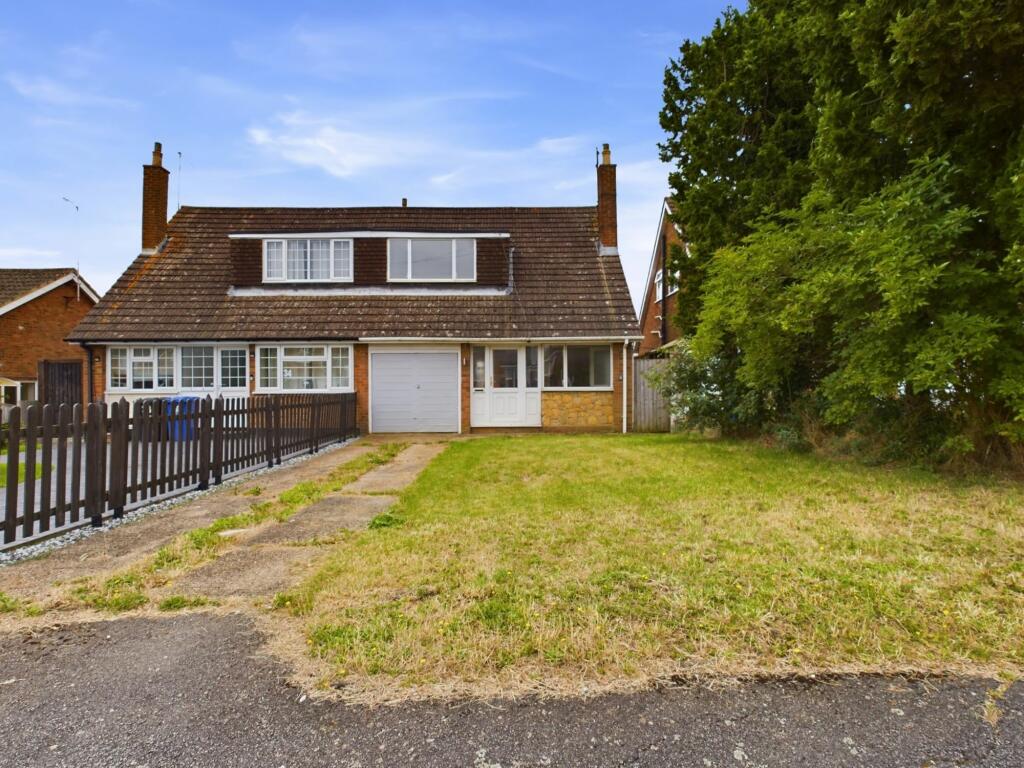 3 bedroom semidetached house for sale in Greenview Drive, Towcester, NN12