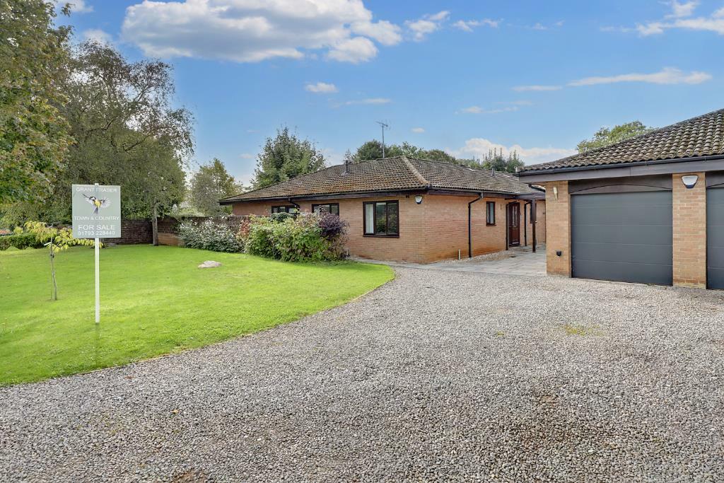 3 bedroom semidetached bungalow for sale in The Orchard, Broome Manor